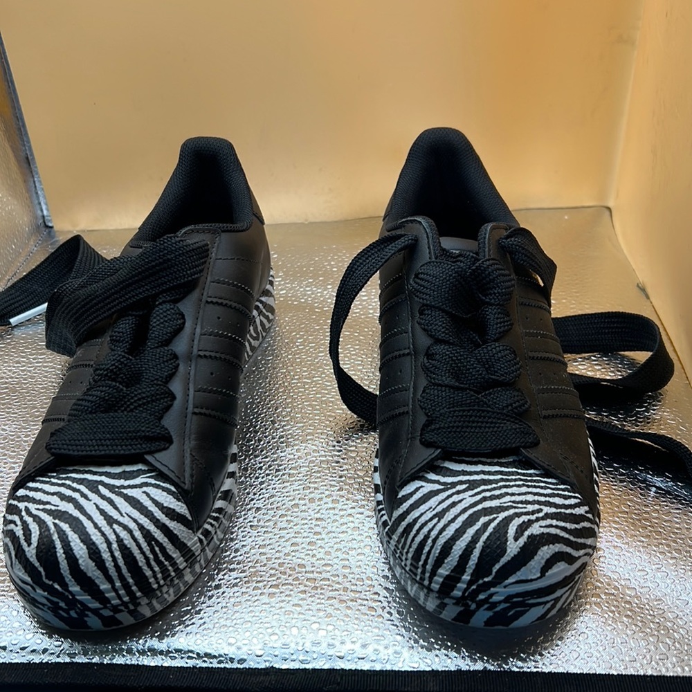 Women’s  Adidas superstar low tops sneakers size 7.5